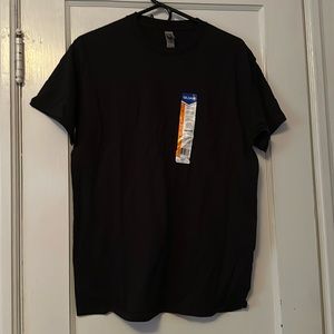 Black gildan tshirt